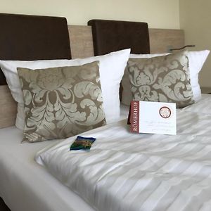 Großes Zimmer mit Kingsize-Bett